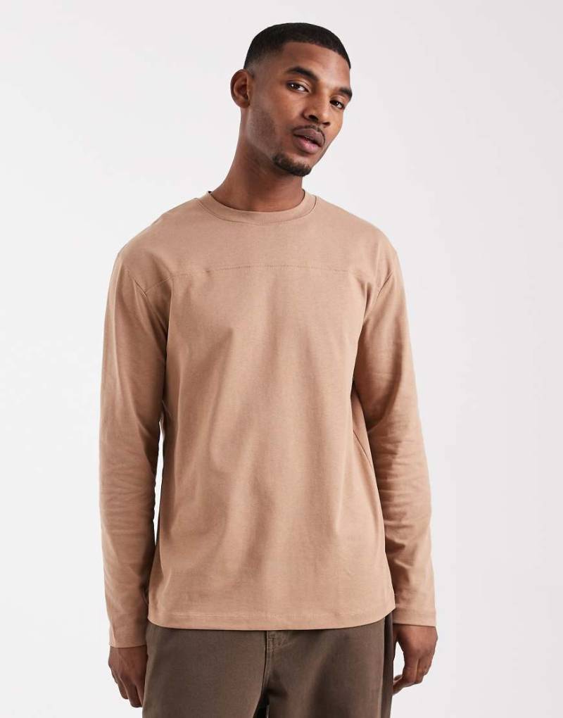 ASOS DESIGN - Langärmliges Relaxed-Fit-T-Shirt aus schwerem Stoff in Braun-Brown von ASOS DESIGN