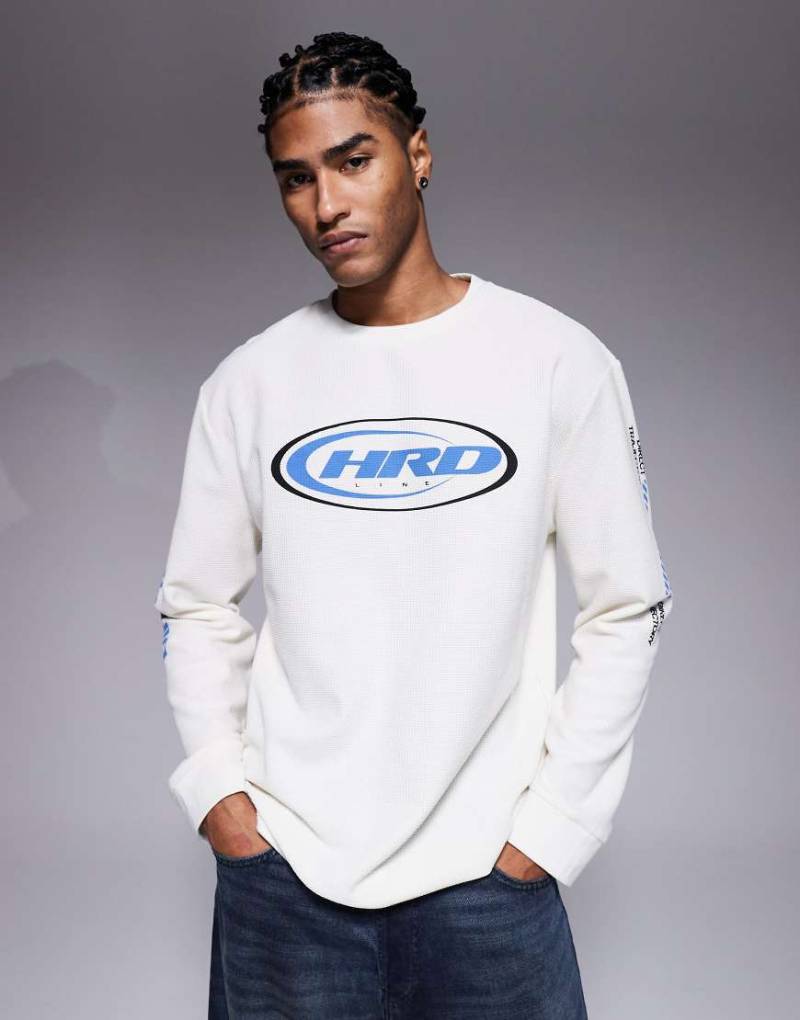 ASOS DESIGN - Langärmliges Relaxed Fit T-Shirt aus schwerem Stoff in Cremeweiß mit Waffelstruktur und Straßengrafiken von ASOS DESIGN