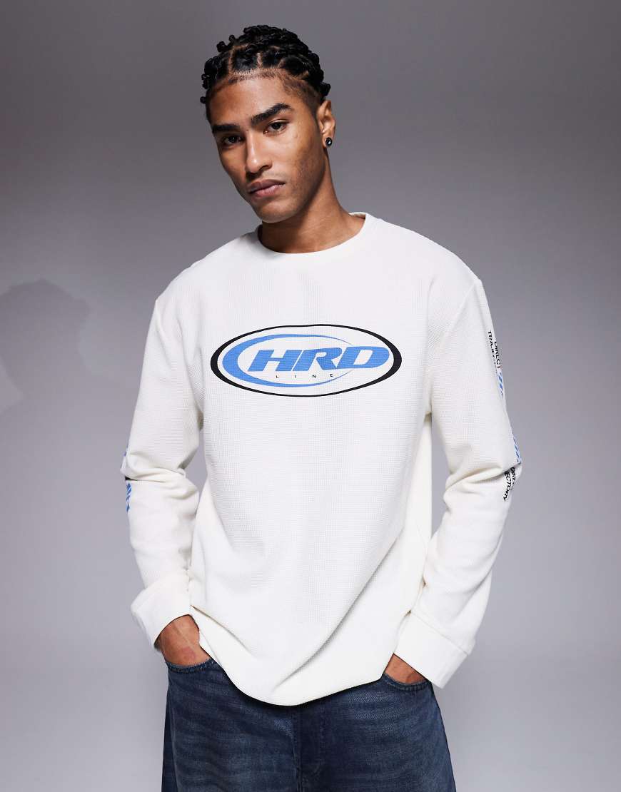 ASOS DESIGN - Langärmliges Relaxed Fit T-Shirt aus schwerem Stoff in Cremeweiß mit Waffelstruktur und Straßengrafiken von ASOS DESIGN