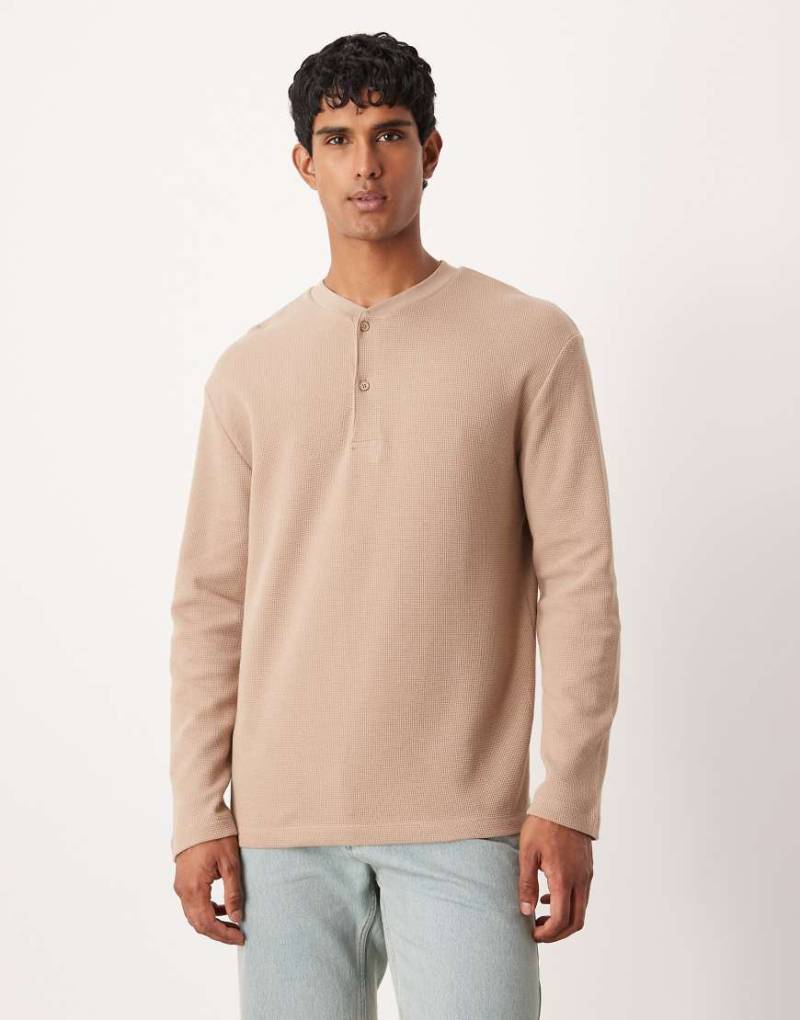 ASOS DESIGN - Langärmliges Relaxed-Fit-T-Shirt in Beige mit Henley-Ausschnitt und Waffelstruktur-Brown von ASOS DESIGN