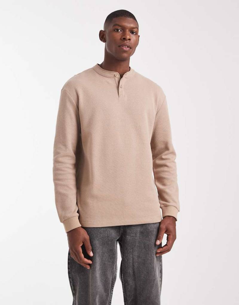 ASOS DESIGN - Langärmliges Relaxed-Fit-T-Shirt in Beige mit Henley-Ausschnitt und Waffelstruktur-Brown von ASOS DESIGN