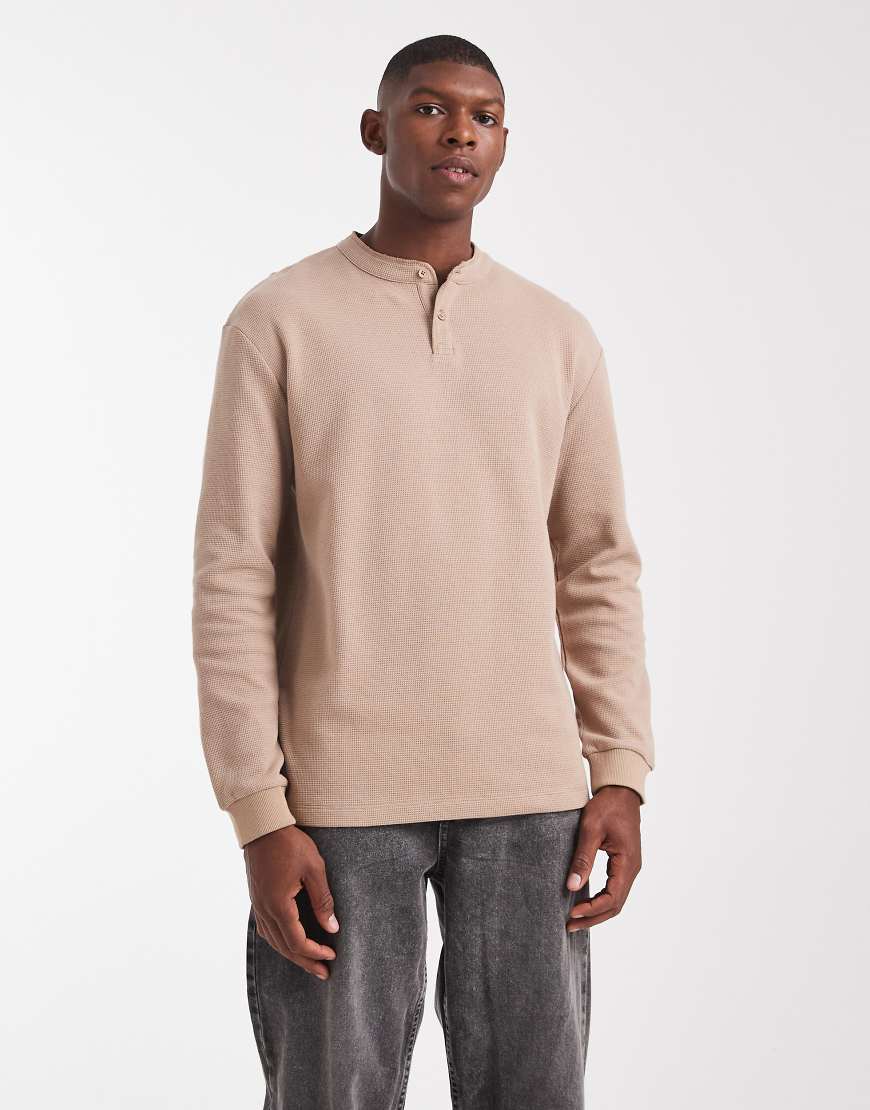 ASOS DESIGN - Langärmliges Relaxed-Fit-T-Shirt in Braun mit Henley-Ausschnitt und Waffelstruktur-Brown ASOS DESIGN - Langärmliges Relaxed-Fit-T-Shirt in Braun mit Henley-Ausschnitt und Waffelstruktur-Brown von ASOS DESIGN