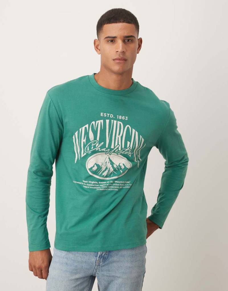 ASOS DESIGN - Langärmliges Relaxed-Fit-T-Shirt in Grün mit College-Print von ASOS DESIGN