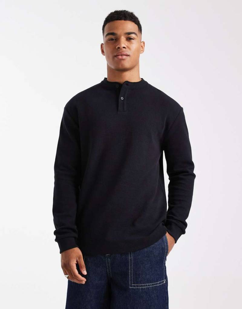 ASOS DESIGN - Langärmliges Relaxed-Fit-T-Shirt in Schwarz mit Henley-Ausschnitt und Waffelstruktur von ASOS DESIGN