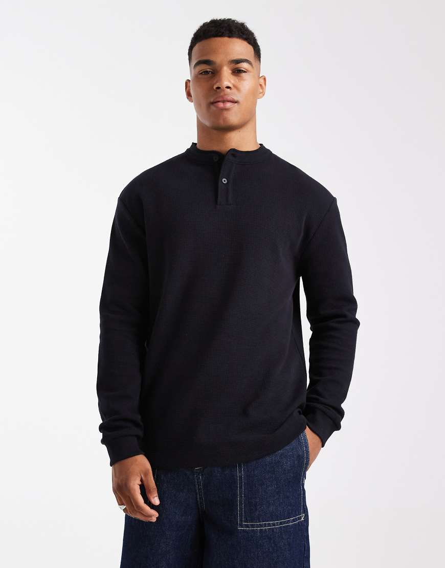 ASOS DESIGN - Langärmliges Relaxed-Fit-T-Shirt in Schwarz mit Henley-Ausschnitt und Waffelstruktur von ASOS DESIGN