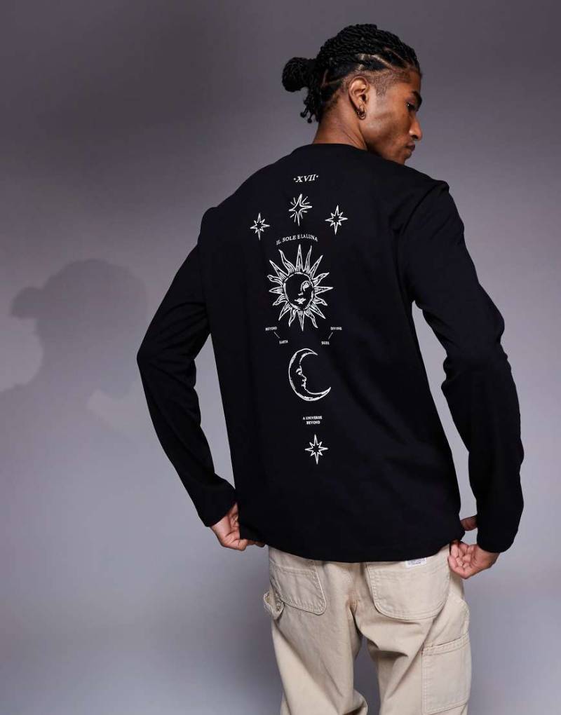ASOS DESIGN - Langärmliges Relaxed-Fit-T-Shirt in Schwarz mit Himmelskörperprint an der Wirbelsäule von ASOS DESIGN