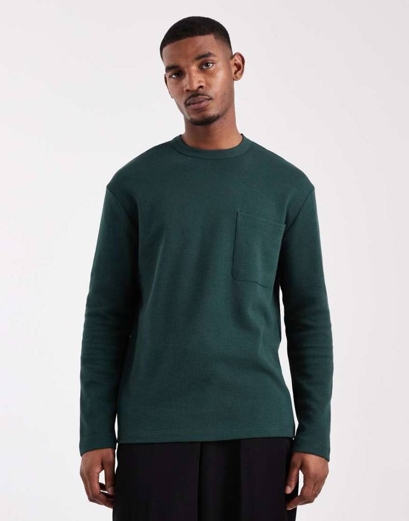 ASOS DESIGN - Langärmliges Relaxed-Fit-T-Shirt in Grün mit Waffelstruktur und Tasche von ASOS DESIGN