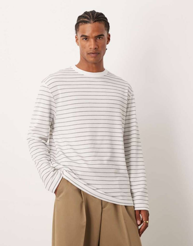 ASOS DESIGN - Langärmliges Relaxed-Fit-T-Shirt in Weiß mit grauen Streifen-Bunt von ASOS DESIGN
