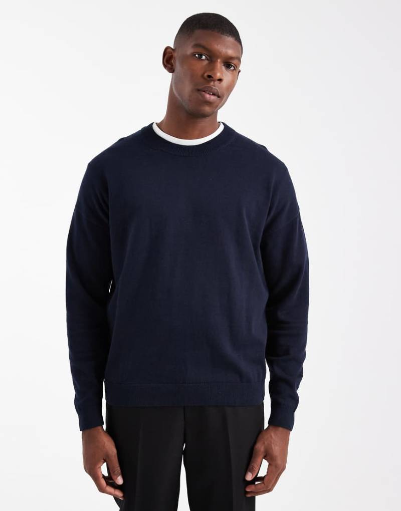 ASOS DESIGN - Langärmliges Relaxed-Fit-T-Shirt mit Rundhalsausschnitt in Marineblau von ASOS DESIGN