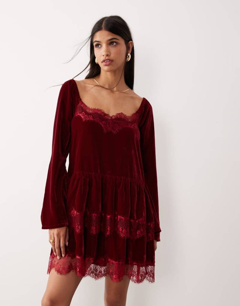 ASOS DESIGN - Langärmliges Samt-Minikleid in Weinrot mit Herzausschnitt von ASOS DESIGN