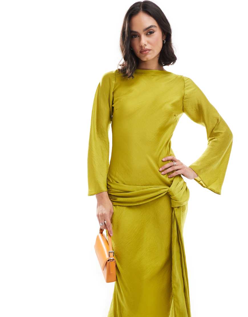 ASOS DESIGN - Langärmliges Satin-Maxikleid in Chartreuse mit tief liegendem Gürteldetail-Grün von ASOS DESIGN