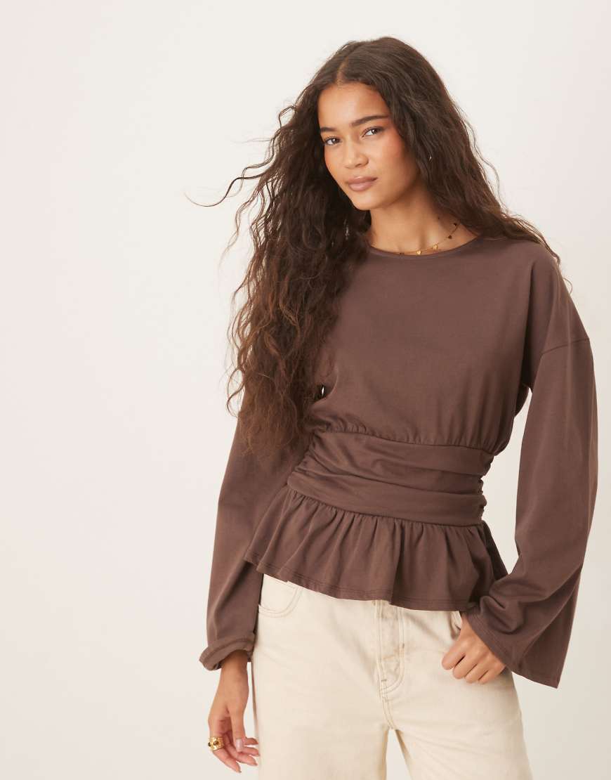 ASOS DESIGN - Langärmliges Schößchen-T-Shirt in Braun-Brown von ASOS DESIGN