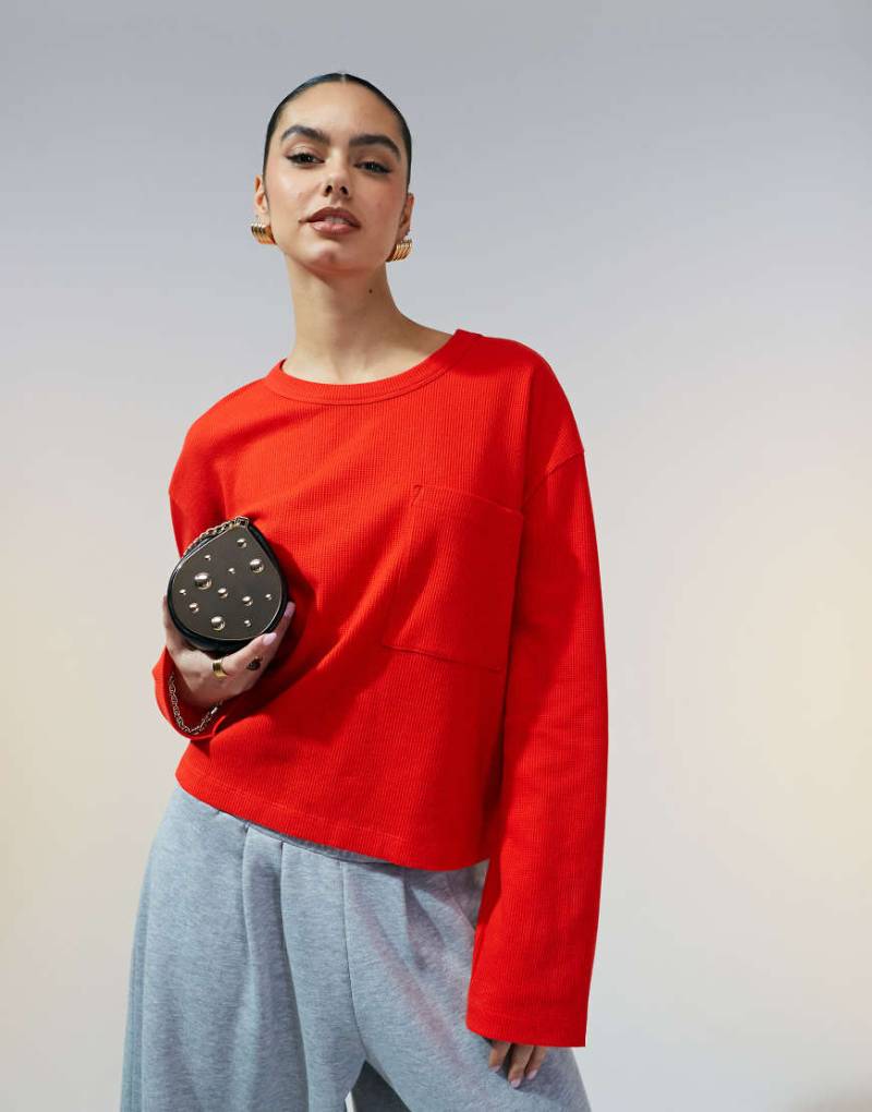 ASOS DESIGN - Langärmliges Shirt in Rot mit Waffelstruktur von ASOS DESIGN