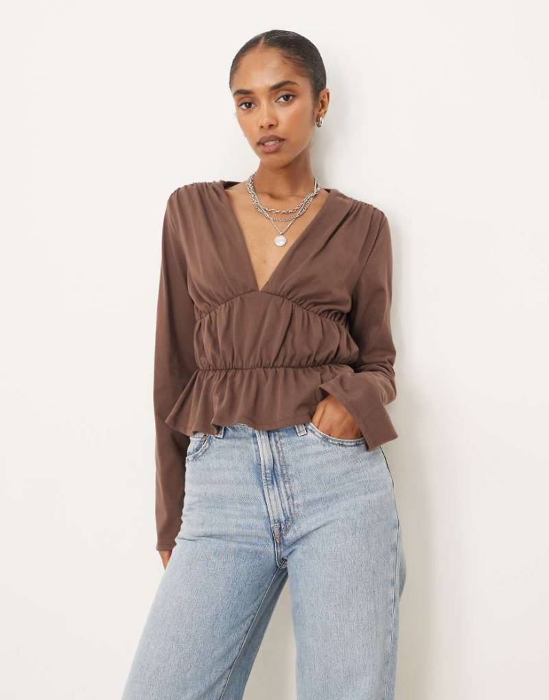 ASOS DESIGN - Langärmliges Shirt in Schokobraun mit Raffung-Brown von ASOS DESIGN