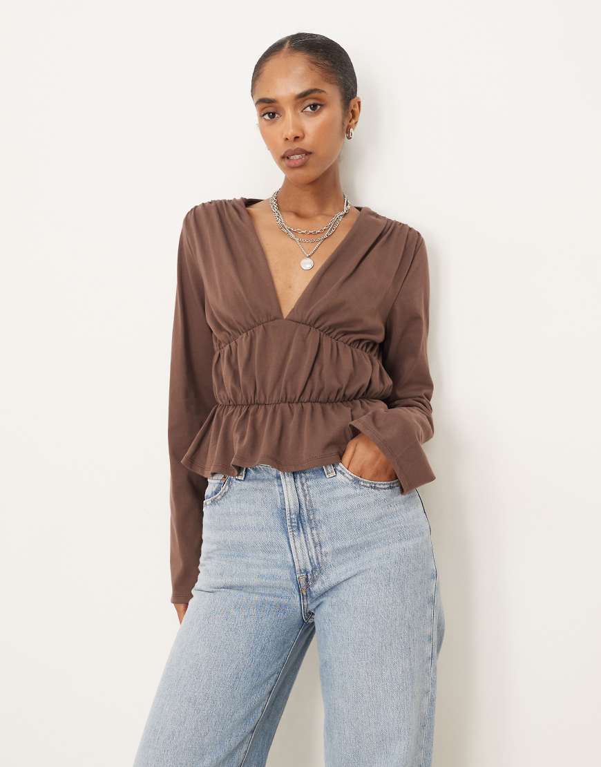 ASOS DESIGN - Langärmliges Shirt in Schokobraun mit Raffung-Brown von ASOS DESIGN