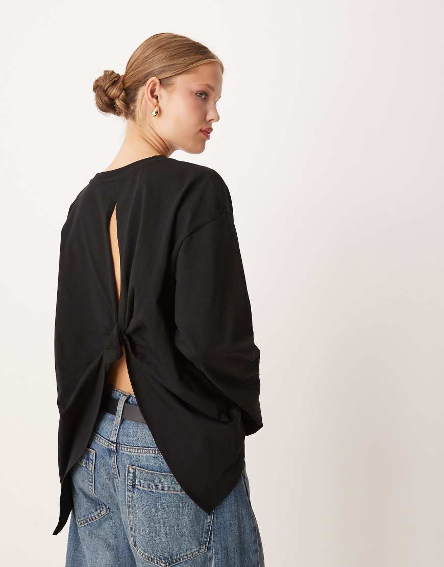 ASOS DESIGN - Langärmliges Shirt in Schwarz mit verdrehter Rückseite von ASOS DESIGN