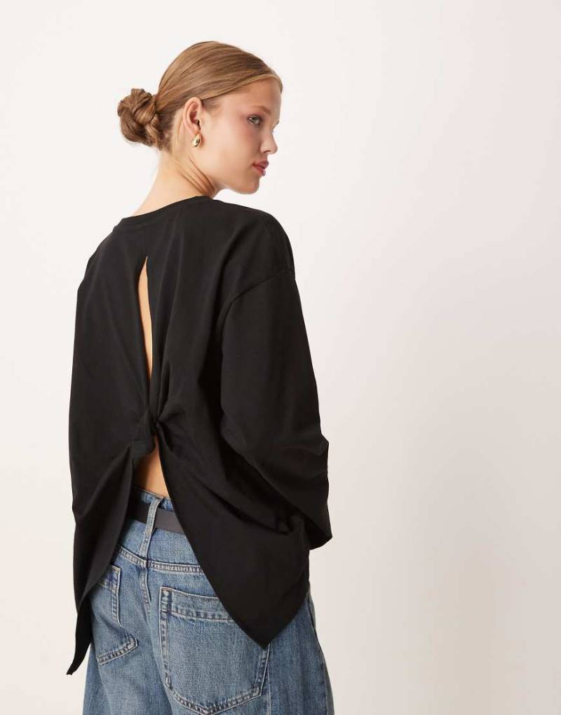 ASOS DESIGN - Langärmliges Shirt in Schwarz mit verdrehter Rückseite von ASOS DESIGN