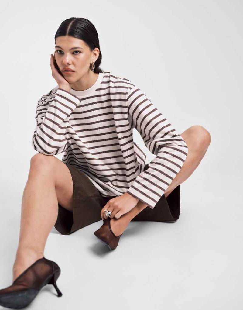 ASOS DESIGN - Langärmliges Shirt mit Streifen in Schokobraun und verdrehter Rückseite-Bunt von ASOS DESIGN