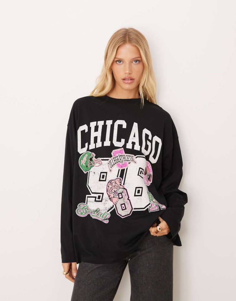 ASOS DESIGN - Langärmliges Skater-Shirt in Schwarz mit Chicago-Print und Sport-Grafik von ASOS DESIGN