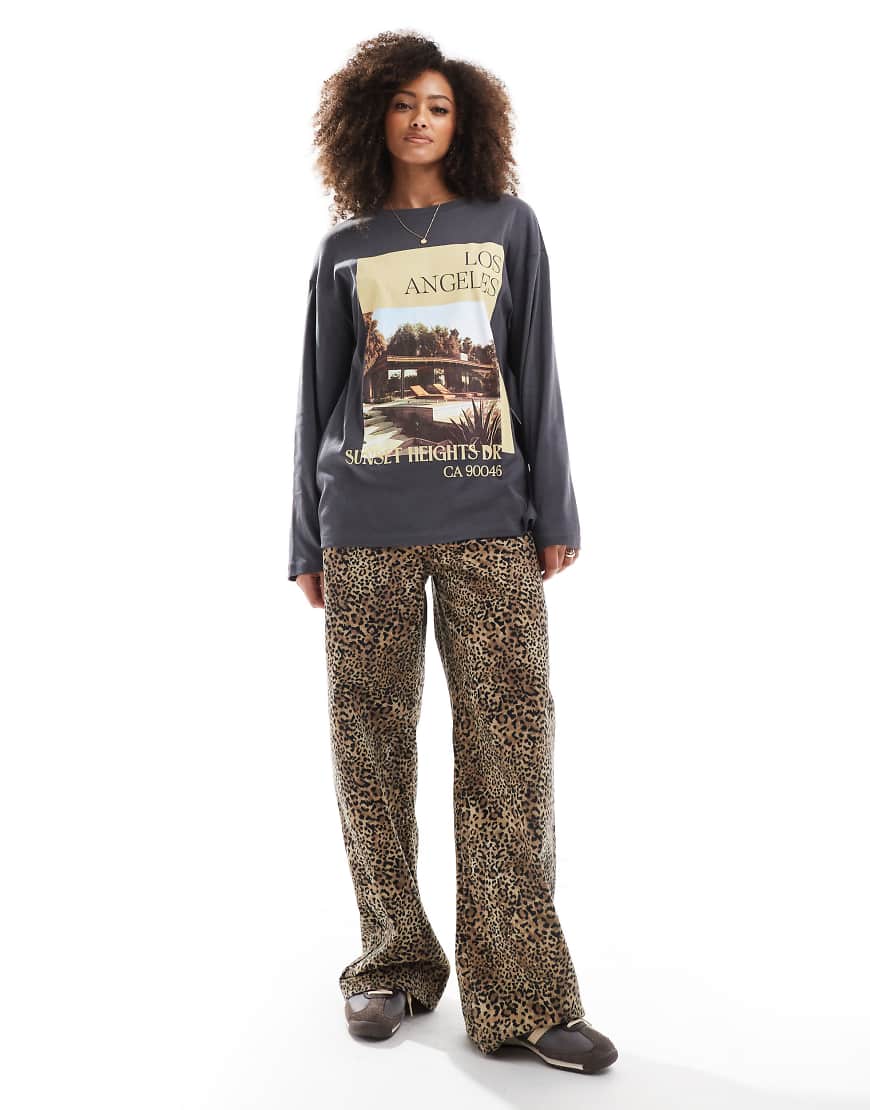 ASOS DESIGN - Langärmliges Skater-T-Shirt in Anthrazit mit „Los Angeles"-Grafikprint-Grau ASOS DESIGN - Langärmliges Skater-T-Shirt in Anthrazit mit „Los Angeles"-Grafikprint-Grau von ASOS DESIGN