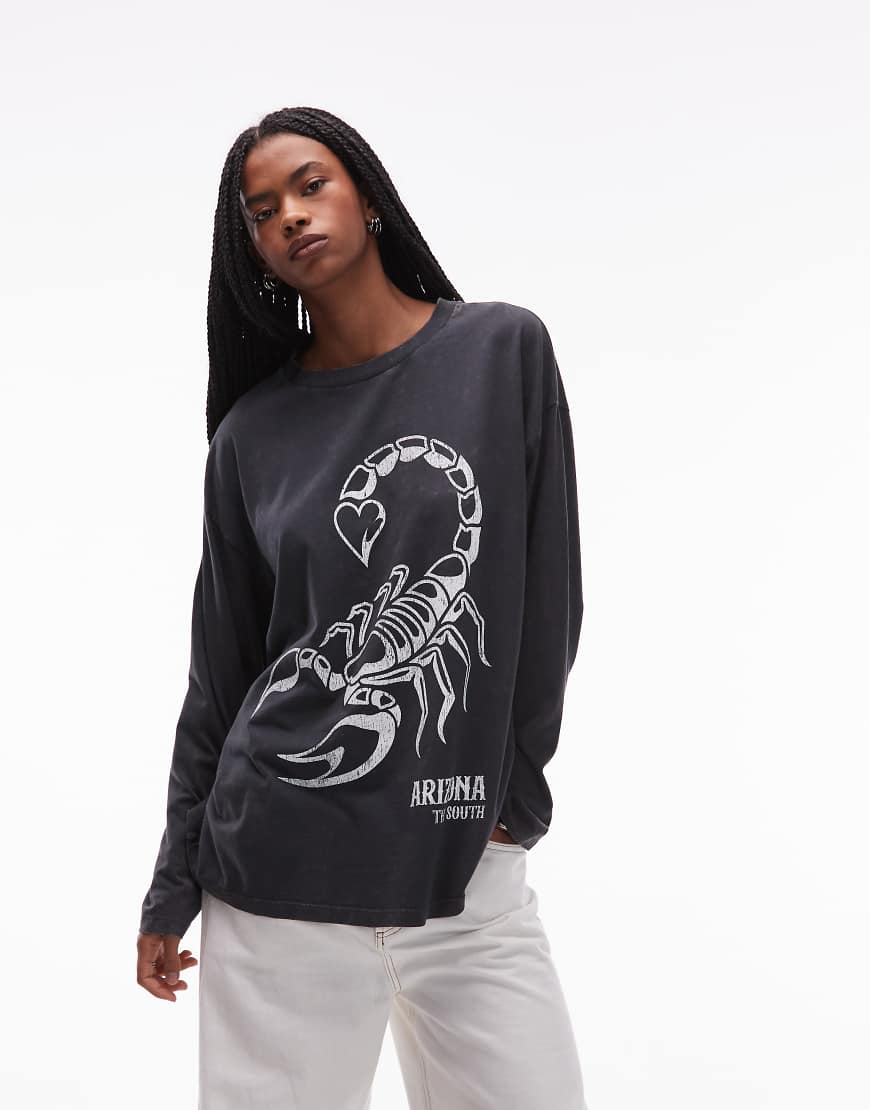 ASOS DESIGN - Langärmliges Skater-T-Shirt in Anthrazit mit Skorpion-Grafikprint und Oversize-Passform-Schwarz von ASOS DESIGN