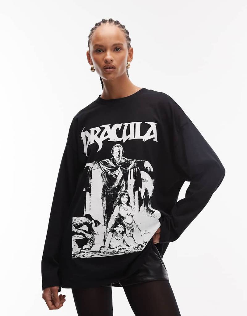ASOS DESIGN - Langärmliges Skater-T-Shirt in Schwarz mit lizenziertem Dracula-Grafikmotiv von ASOS DESIGN