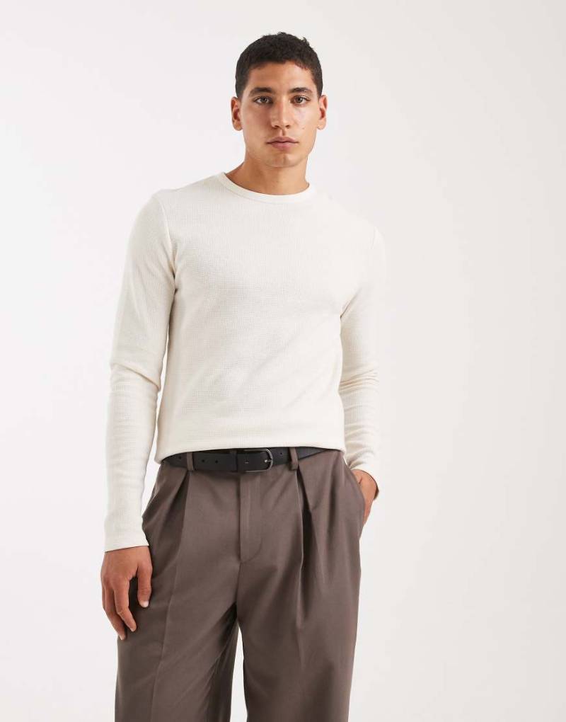 ASOS DESIGN - Langärmliges Slim-Fit-Shirt in Creme mit Waffelstruktur-Weiß von ASOS DESIGN