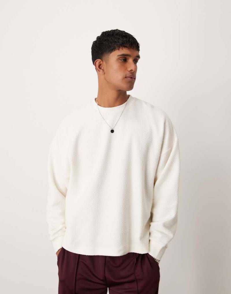 ASOS DESIGN - Langärmliges Super-Oversize-T-Shirt in gebrochenem Weiß mit weiten Ärmeln von ASOS DESIGN