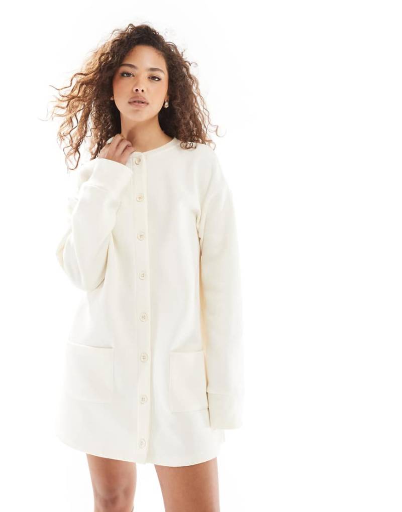 ASOS DESIGN - Langärmliges Sweatshirt-Minikleid in Cremeweiß mit kastigem Schnitt durchgehender Knopfleiste-Neutral von ASOS DESIGN