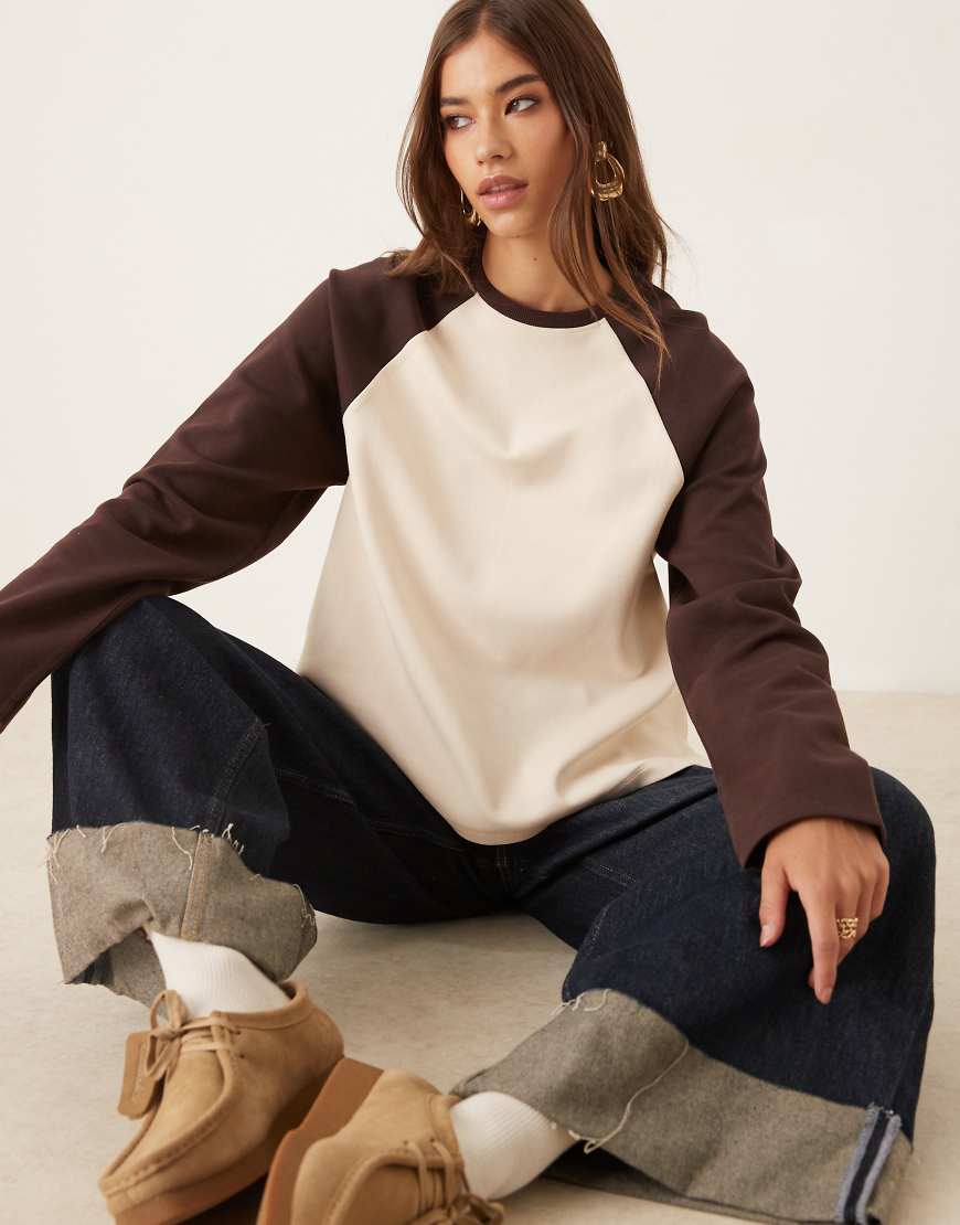ASOS DESIGN - Langärmliges T-Shirt aus Interlock-Stoff mit Kontrastärmeln in Burgunderrot von ASOS DESIGN