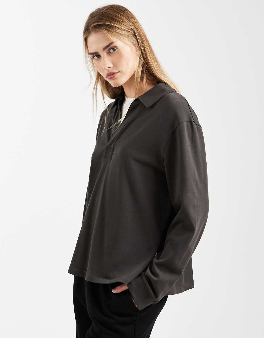 ASOS DESIGN - Langärmliges T-Shirt aus schwerem Stoff in Anthrazit mit Rugby-Kragen-Grau von ASOS DESIGN