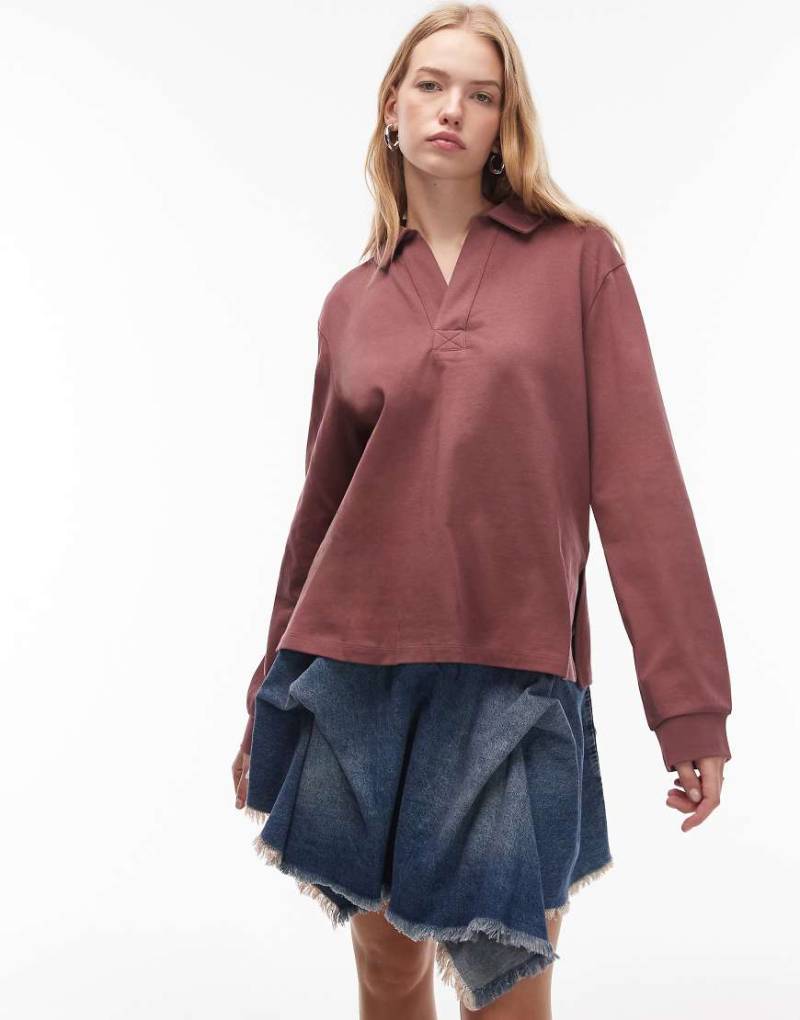 ASOS DESIGN - Langärmliges T-Shirt aus schwerem Stoff in dunklem Rosé mit Rugby-Kragen-Rot von ASOS DESIGN