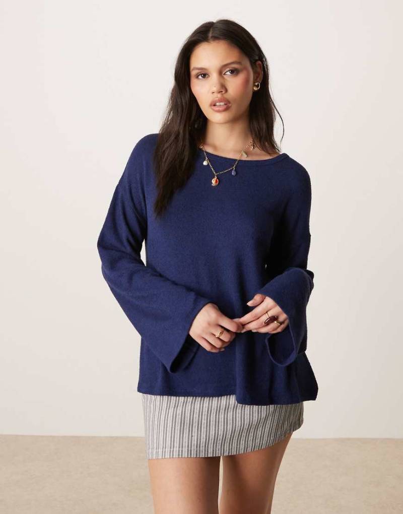 ASOS DESIGN - Langärmliges T-Shirt aus strukturiertem Strick in Marineblau mit Zipfelsaum von ASOS DESIGN