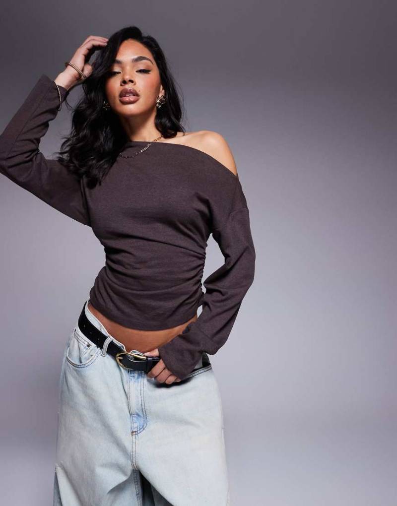 ASOS DESIGN - Langärmliges T-Shirt in Braun mit seitlicher Raffung von ASOS DESIGN