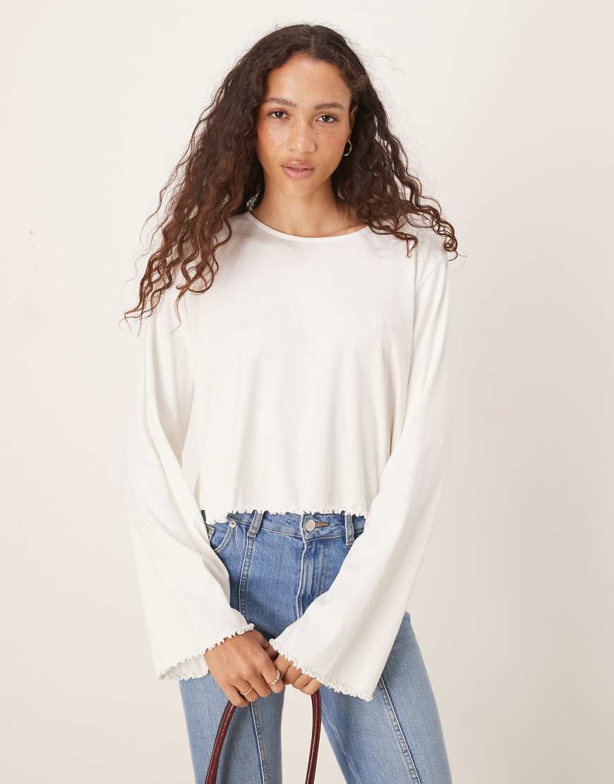 ASOS DESIGN - Langärmliges T-Shirt in Creme mit Kräuselsaum-Weiß von ASOS DESIGN
