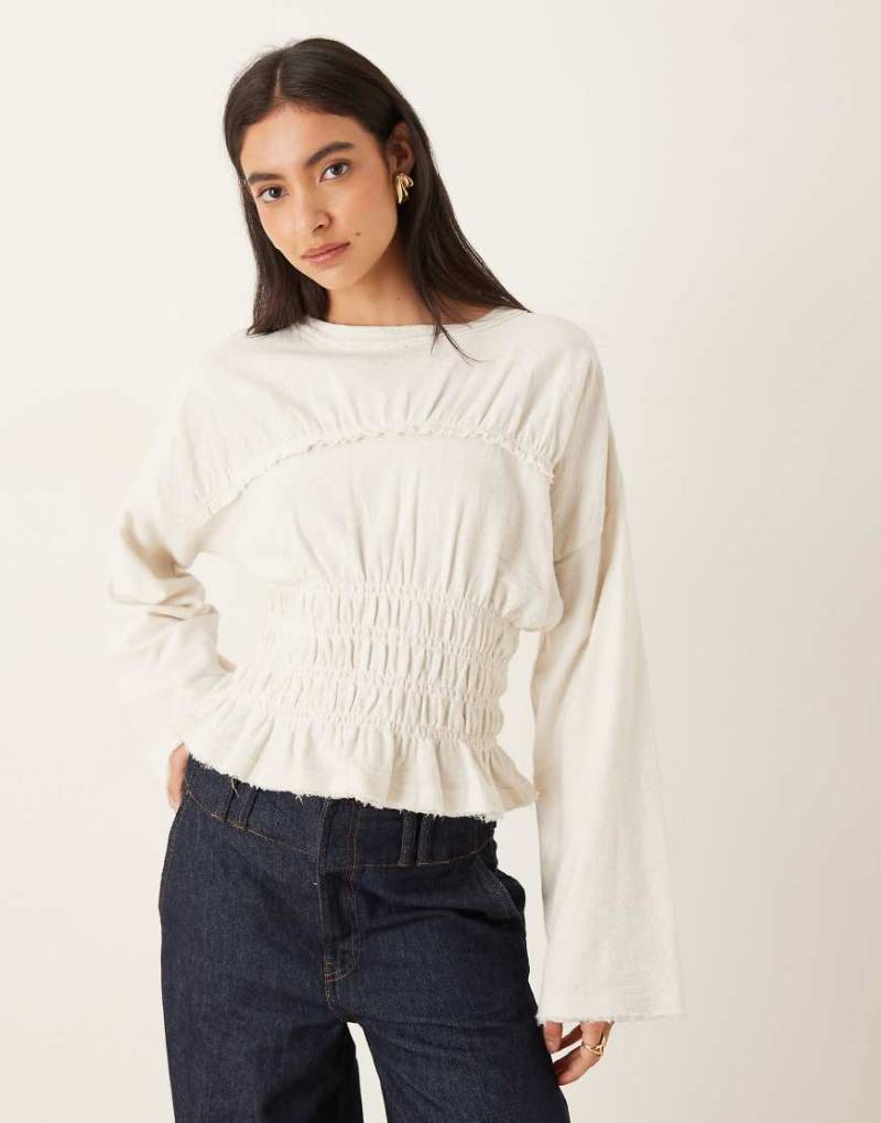 ASOS DESIGN - Langärmliges T-Shirt in Creme mit Noppenstruktur und gesmokter Taille-Weiß von ASOS DESIGN
