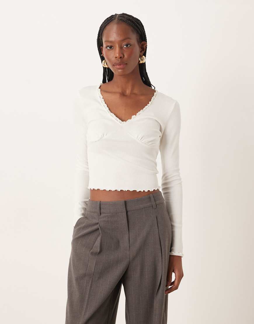 ASOS DESIGN - Langärmliges T-Shirt in Creme mit V-Ausschnitt und Spitze-Weiß von ASOS DESIGN