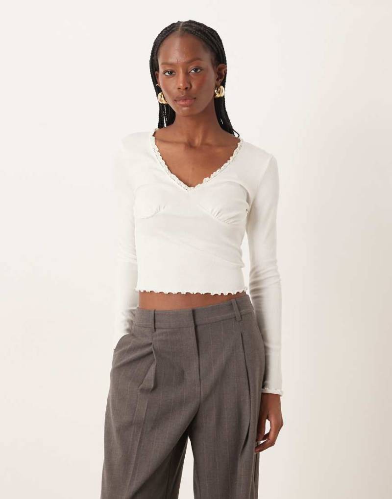 ASOS DESIGN - Langärmliges T-Shirt in Creme mit V-Ausschnitt und Spitze-Weiß von ASOS DESIGN
