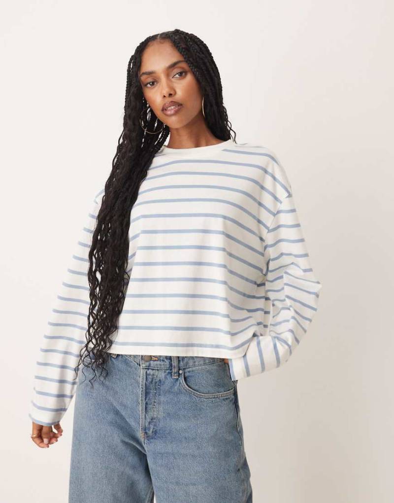 ASOS DESIGN - Langärmliges T-Shirt in Creme und Blau gestreift mit kastigem, kürzerem Schnitt-Bunt von ASOS DESIGN