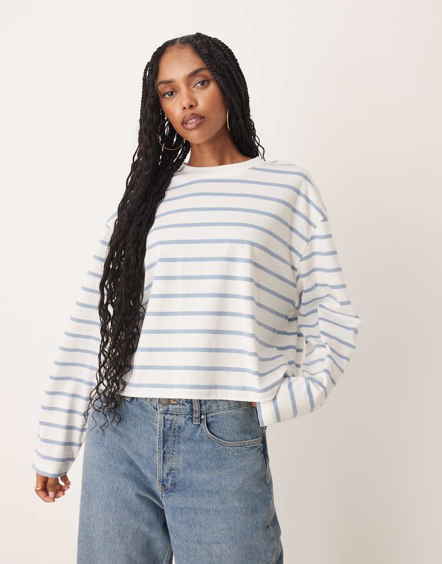 ASOS DESIGN - Langärmliges T-Shirt in Creme und Blau gestreift mit kastigem, kürzerem Schnitt-Bunt von ASOS DESIGN