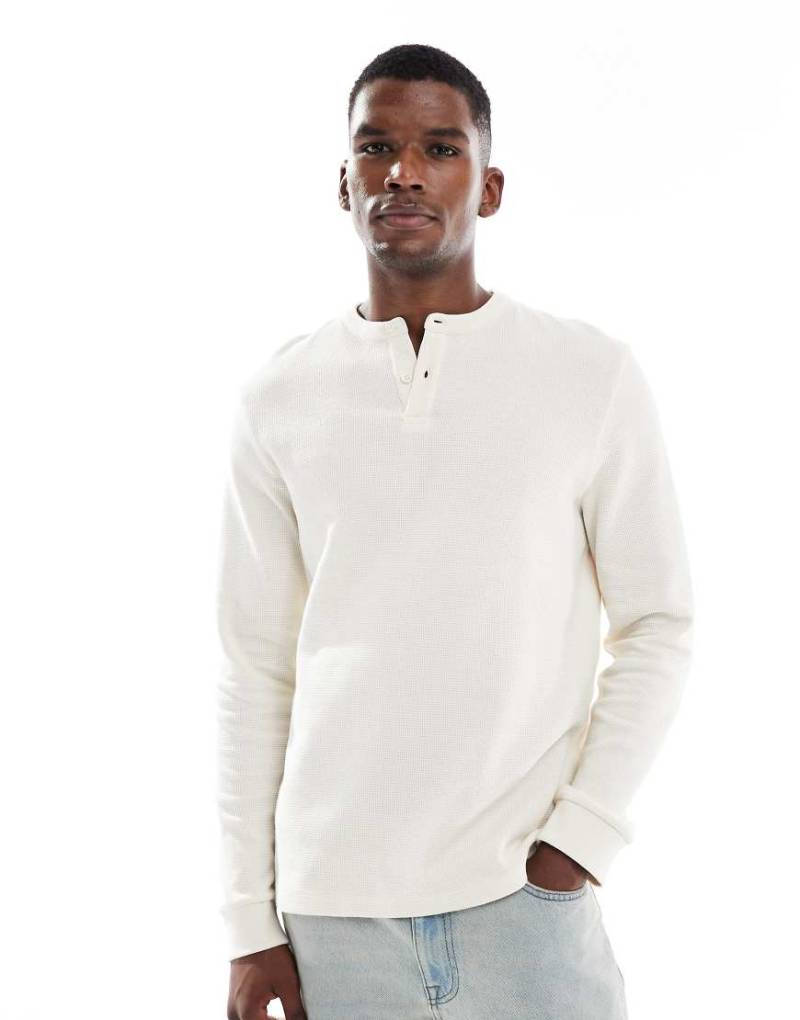 ASOS DESIGN - Langärmliges T-Shirt in Cremeweiß mit Henley-Ausschnitt und Waffelstruktur von ASOS DESIGN