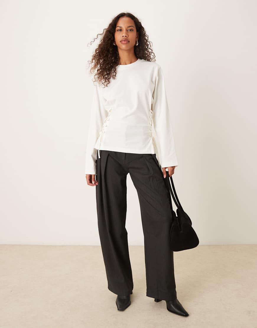 ASOS DESIGN - Langärmliges T-Shirt in Cremeweiß mit seitlicher Schnürung von ASOS DESIGN