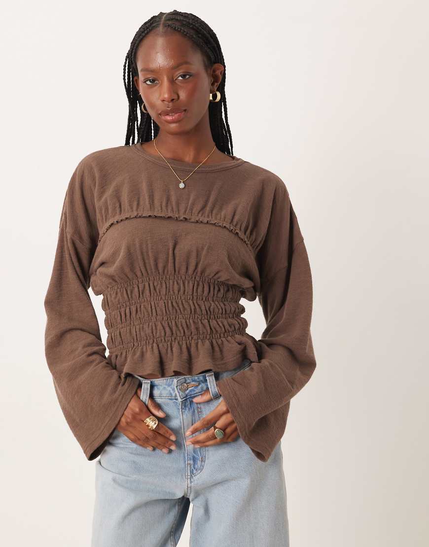 ASOS DESIGN - Langärmliges T-Shirt in Kaffeebraun mit Noppenstruktur und gesmokter Taille-Rot von ASOS DESIGN