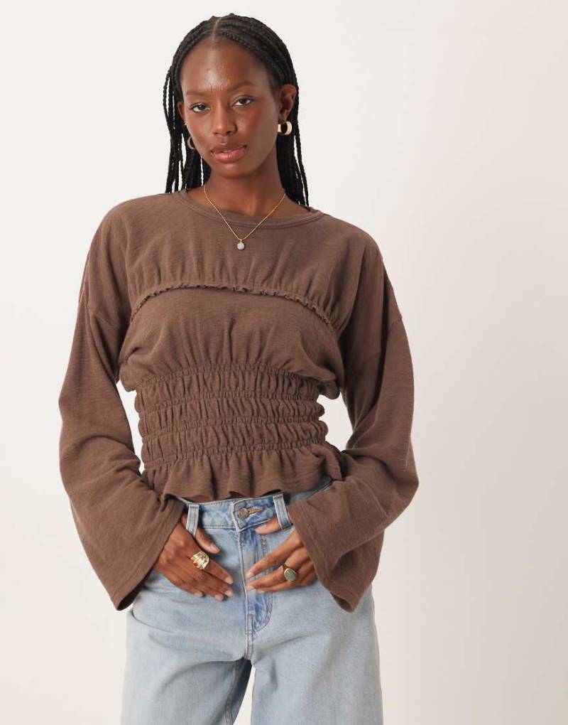 ASOS DESIGN - Langärmliges T-Shirt in Kaffeebraun mit Noppenstruktur und gesmokter Taille-Rot von ASOS DESIGN