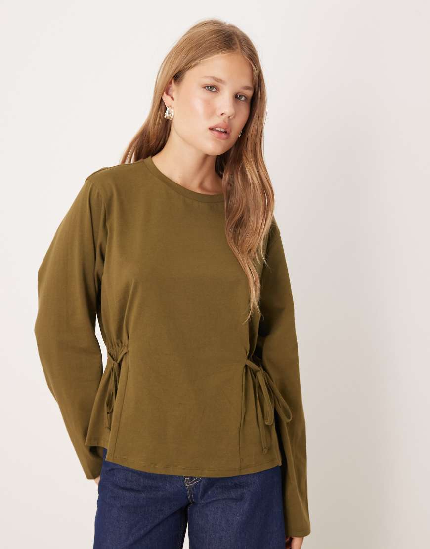 ASOS DESIGN - Langärmliges T-Shirt in Khaki mit geraffter Seite mit Schnürung-Bunt von ASOS DESIGN