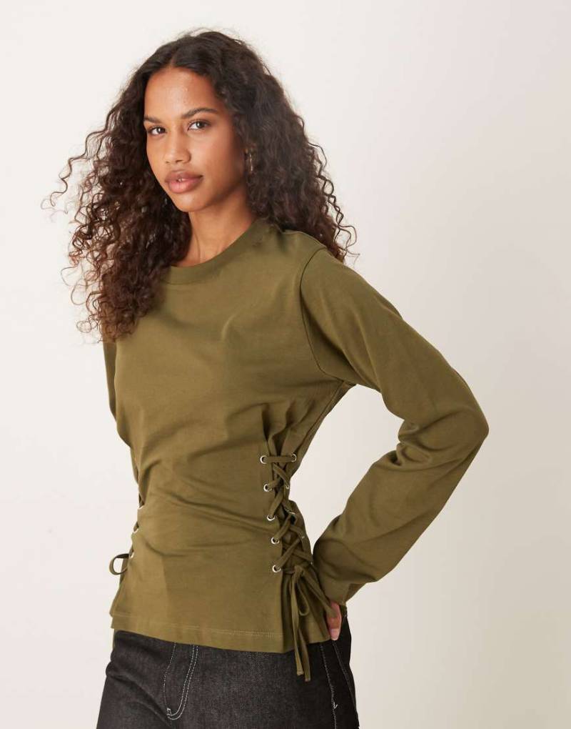 ASOS DESIGN - Langärmliges T-Shirt in Khaki mit seitlicher Schnürung-Grün von ASOS DESIGN