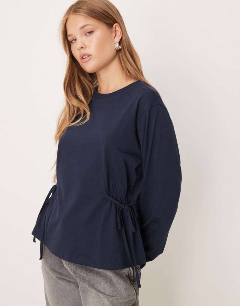 ASOS DESIGN - Langärmliges T-Shirt in Marineblau mit geraffter Seite mit Schnürung-Bunt von ASOS DESIGN