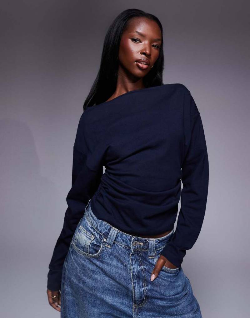 ASOS DESIGN - Langärmliges T-Shirt in Marineblau mit seitlicher Raffung von ASOS DESIGN