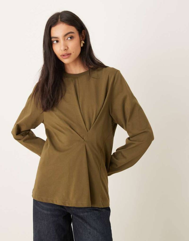 ASOS DESIGN - Langärmliges T-Shirt in Olivgrün mit abgenähtem Detail-Bunt von ASOS DESIGN