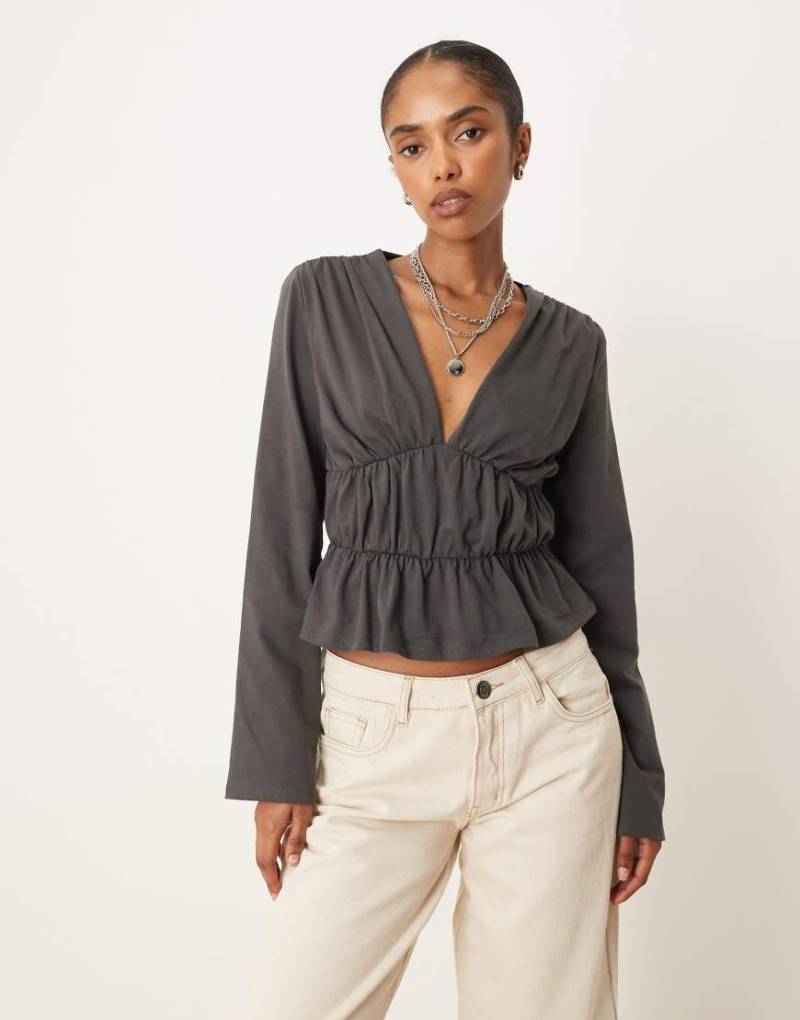 ASOS DESIGN - Langärmliges T-Shirt in Rabenschwarz mit Rüschen von ASOS DESIGN